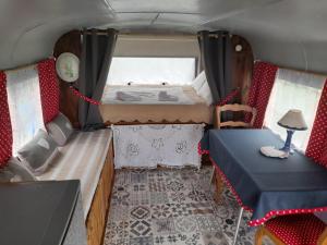 Campings Le Clos des Epinettes Roulotte Bleuet : photos des chambres