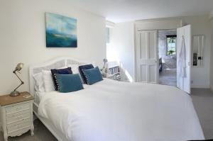 Welcome to Hazelwood, The Mount Somerton Apartment - modern and fully equipped, Private off-street parking, Near Glastonbury Tor, The spectacular Wells Cathedral, Stourhead, Sherborne Abbey, Millfield School, Clarks Village