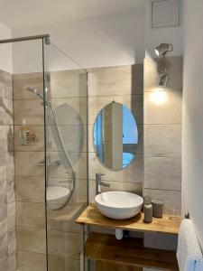 Maisons de vacances The little house on the Isle air-conditioned house with swimming pool and : photos des chambres