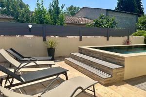 Maisons de vacances The little house on the Isle air-conditioned house with swimming pool and : photos des chambres