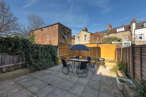 Modern 4 Bedroom House In Woodgreen