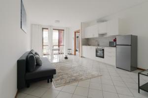 GuestHost - Bright Apartment with garden