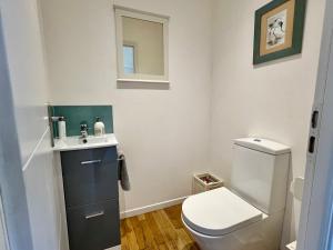 Maisons de vacances La Maison Rose at Lyvet Port is a beautiful Pet Friendly Riverside Gite close to Dinan Sleeps 6 : photos des chambres