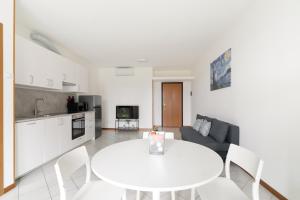 GuestHost - Bright Apartment with garden
