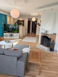 Luxury Villa with Beautiful Garden & Easy City Access