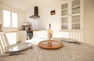 Appartements Charmante Maison de village Clim et Wifi : photos des chambres