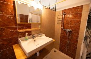 Appartements Charmante Maison de village Clim et Wifi : photos des chambres