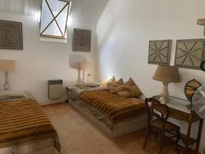 Villas Unique outbuildings of a medieval Loire castle : photos des chambres