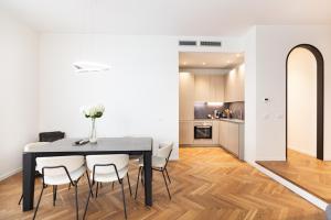 Cool and Big Central Apartment Duomo - White