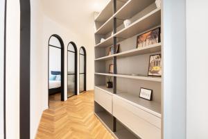 Cool and Big Central Apartment Duomo - White