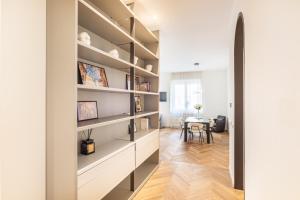 Cool and Big Central Apartment Duomo - White