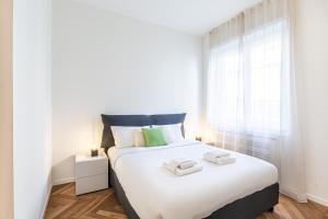 Cool and Big Central Apartment Duomo - White