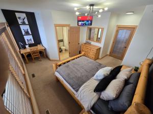 Mountain Escape for Ski and Golf Enthusiasts