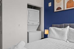 Bright and Modern Studio in Louisville # 108