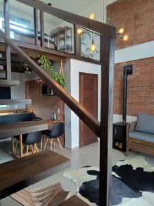 loft charmoso com lareira, a beira mar