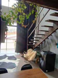 loft charmoso com lareira, a beira mar