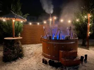 Rajska Cisza - całoroczny prywatny domek w lesie nad jeziorem - sauna i balia - Łętowo