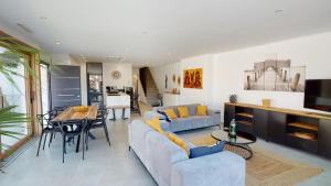 Maison, piscine, plage, commerce restaurant