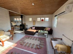 House with lovely garden and close to water with Shelter