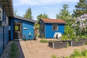 House with lovely garden and close to water with Shelter