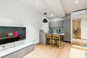 History and Design Apartment Facing the Old Port