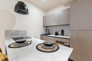 History and Design Apartment Facing the Old Port