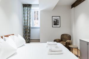 History and Design Apartment Facing the Old Port