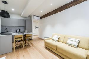 History and Design Apartment Facing the Old Port