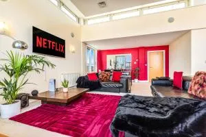 Luxury suite in stunning penthouse with city views - Lutterworth