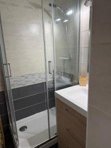 Appartements Dernier etage avec garage, piscines et tennis : photos des chambres