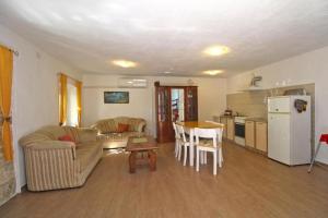 Comfortable apartment with pool and garden