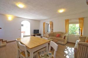 Comfortable apartment with pool and garden