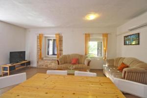 Comfortable apartment with pool and garden