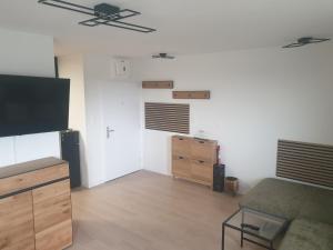 2x2x2 apartment - nový 2 izbový apartmán, 2-minúty od letiska, 2- garáže