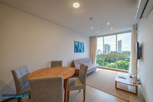 504 Emerald Boutique building just steps away from Shopping del Sol