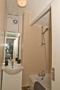 Stunning 4 bedroom Apartment in Swiss Cottage Sleeps 10