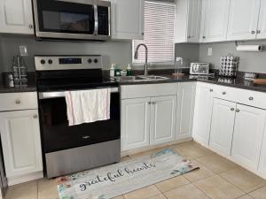 Waterfront Cottage Near Toronto Private Dock, Water Crafts, BBQ Wi-Fi - Sleeps 4