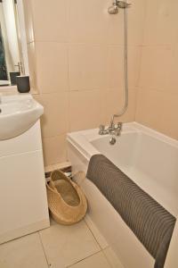 Moments Made Here, Spacious Swiss Cottage with 4 Bedrooms, Sleeps 10, Free WiFi