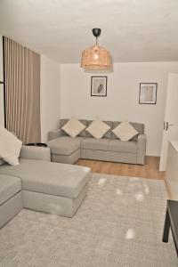 Moments Made Here, Spacious Swiss Cottage with 4 Bedrooms, Sleeps 10, Free WiFi