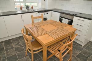 Moments Made Here, Spacious Swiss Cottage with 4 Bedrooms, Sleeps 10, Free WiFi