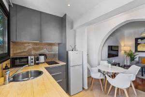 Orange Tree Studio, just steps from the sea