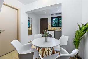 Orange Tree Studio, just steps from the sea