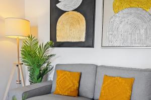 Orange Tree Studio, just steps from the sea