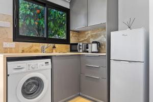 Orange Tree Studio, just steps from the sea