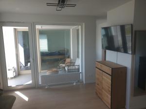 2x2x2 apartment - nový 2 izbový apartmán, 2-minúty od letiska, 2- garáže