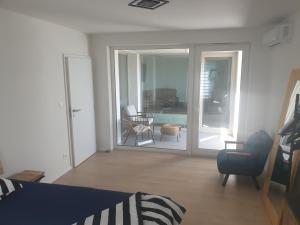 2x2x2 apartment - nový 2 izbový apartmán, 2-minúty od letiska, 2- garáže