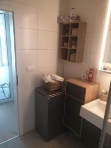 2x2x2 apartment - nový 2 izbový apartmán, 2-minúty od letiska, 2- garáže
