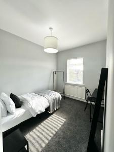 Luxury 5 bed Salford home free parking