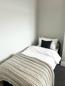 Luxury 5 bed Salford home free parking