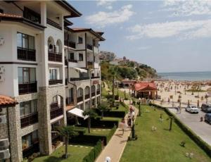 Beachfront Apartment with Garden at Venid Sandy Beach - Apartment Marina Dinevi View